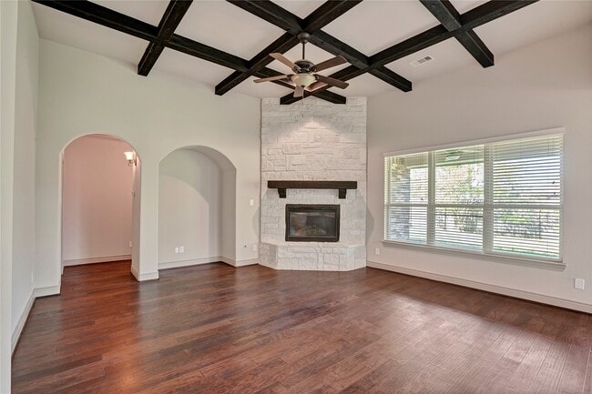 Building Photo - 40515 Manor Dr