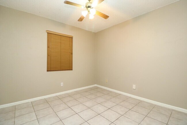 Building Photo - 1402 Longhorn Dr