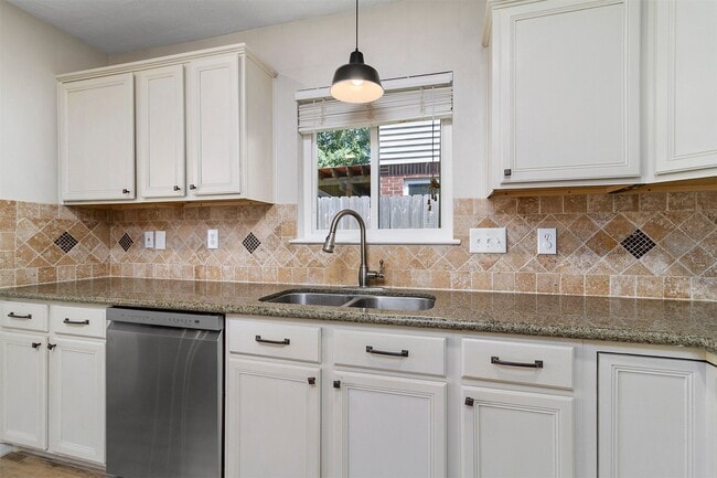 Building Photo - 2918 Abbey Field Dr