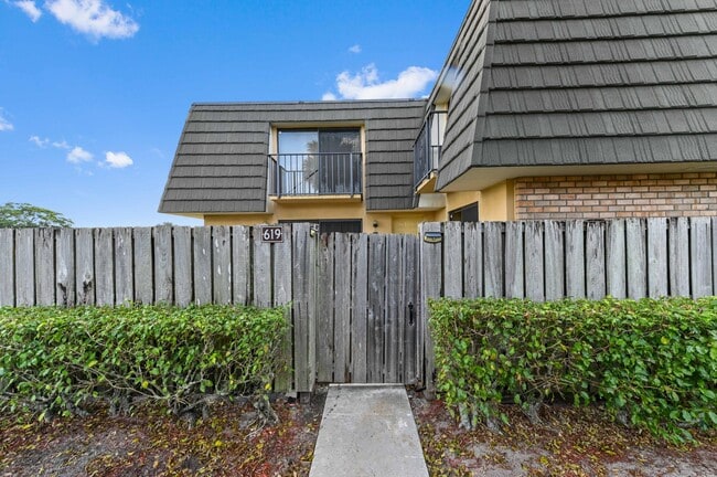 Building Photo - 619 6th Way