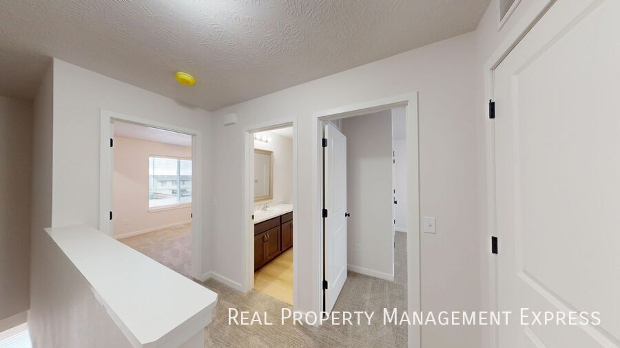 Building Photo - Modern 1 Bedroom Townhome with 1.5 Baths