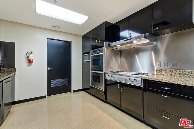 Building Photo - 10430 Wilshire Blvd