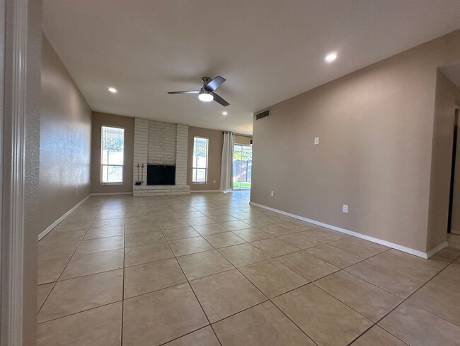 Building Photo - Scottsdale, 3 bed, 2 bath, 2 car garage, 1...