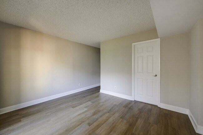 Building Photo - Two-level 2BR/2BA Condo with Balcony and Garage Parking