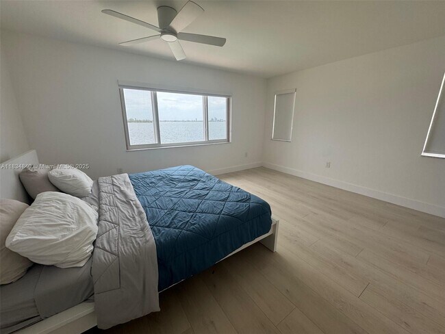 Building Photo - 10911 N Bayshore Dr