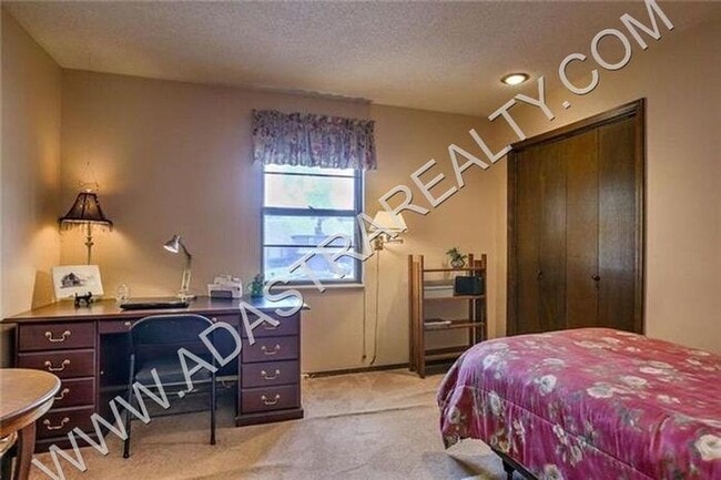 Building Photo - Beautiful Duplex in Olathe-Available in JU...