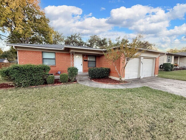 Building Photo - 822 Bandera Ln