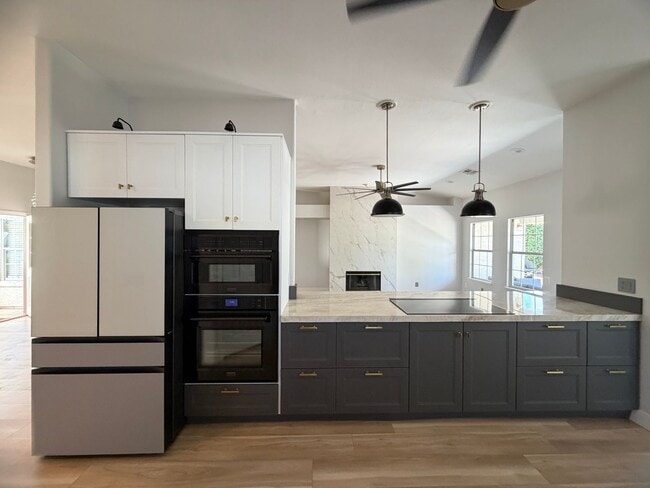 Building Photo - BEAUTIFULLY UPGRADED SINGLE FAMILY HOME - 3 BEDROOM, CORNER LOT WITH VAULTED CEILINGS