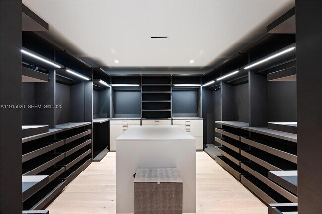 Building Photo - 77 SW 18th Terrace