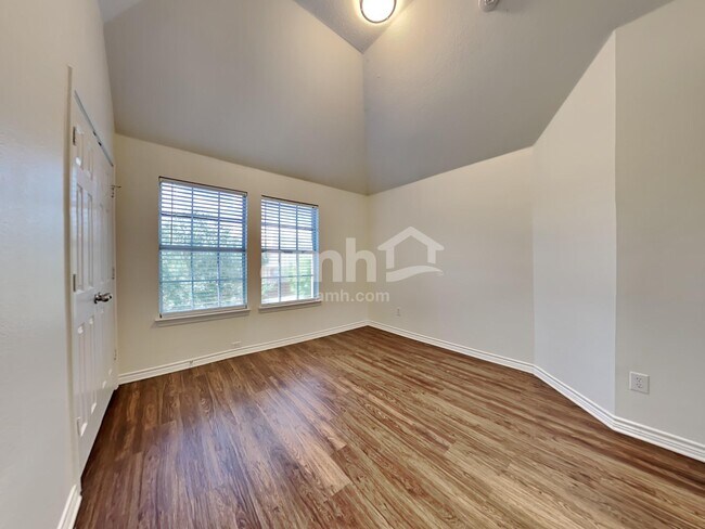 Building Photo - 222 Paradise Way