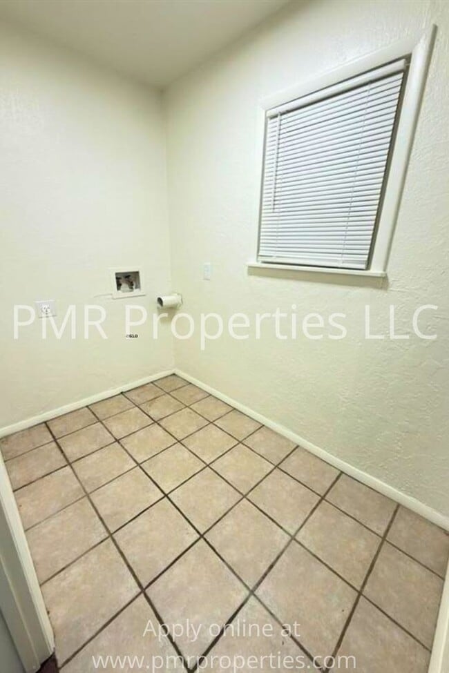 Building Photo - 4 Bedrooms / 2 Bathrooms House