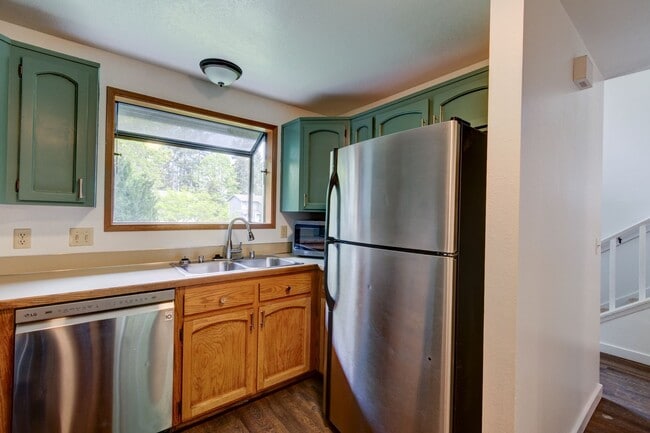 Building Photo - 3 Bedroom/2.5 bathroom townhouse centrally located Oak Harbor