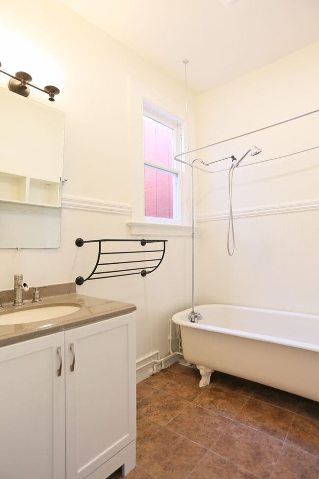 Building Photo - 144 10th Ave