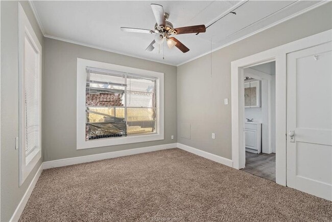 Building Photo - AUGUST PRE-LEASE!! Adorable 3/2 close to D...