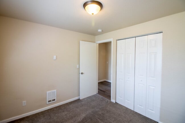Building Photo - MOVE IN SPECIAL IF YOU SIGN LEASE BY 4/15/2026!!!!!!! Newly Updated 3/2 Home in SW Redmond