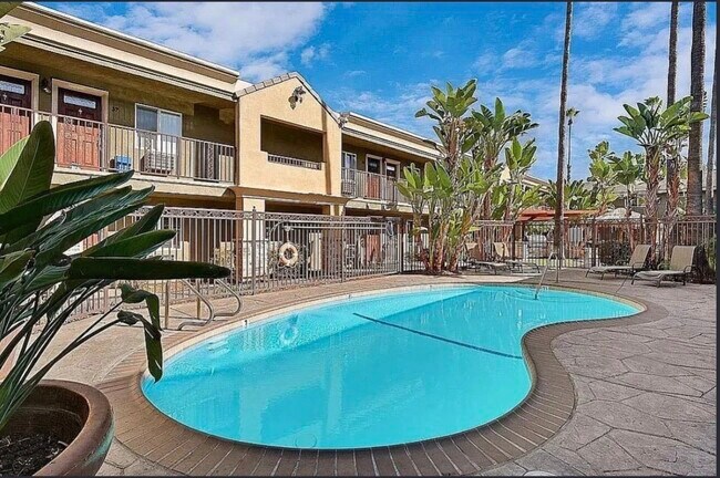 Building Photo - 800 N Mollison Ave