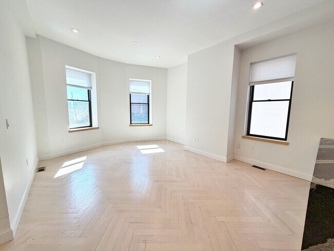 Building Photo - 182 Webster St