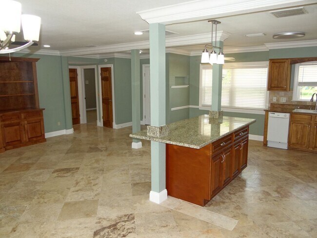 Building Photo - Gorgeous 3/2 in Clearwater