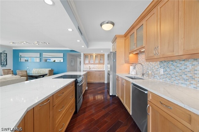 Building Photo - 250 Park Shore Dr