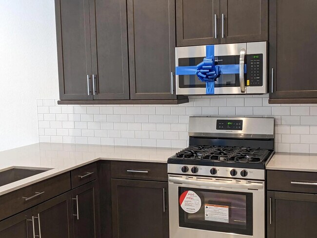 Building Photo - 2250 E Kelly Dr