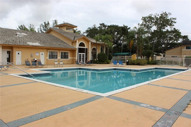 Building Photo - 400 Palm Cir W