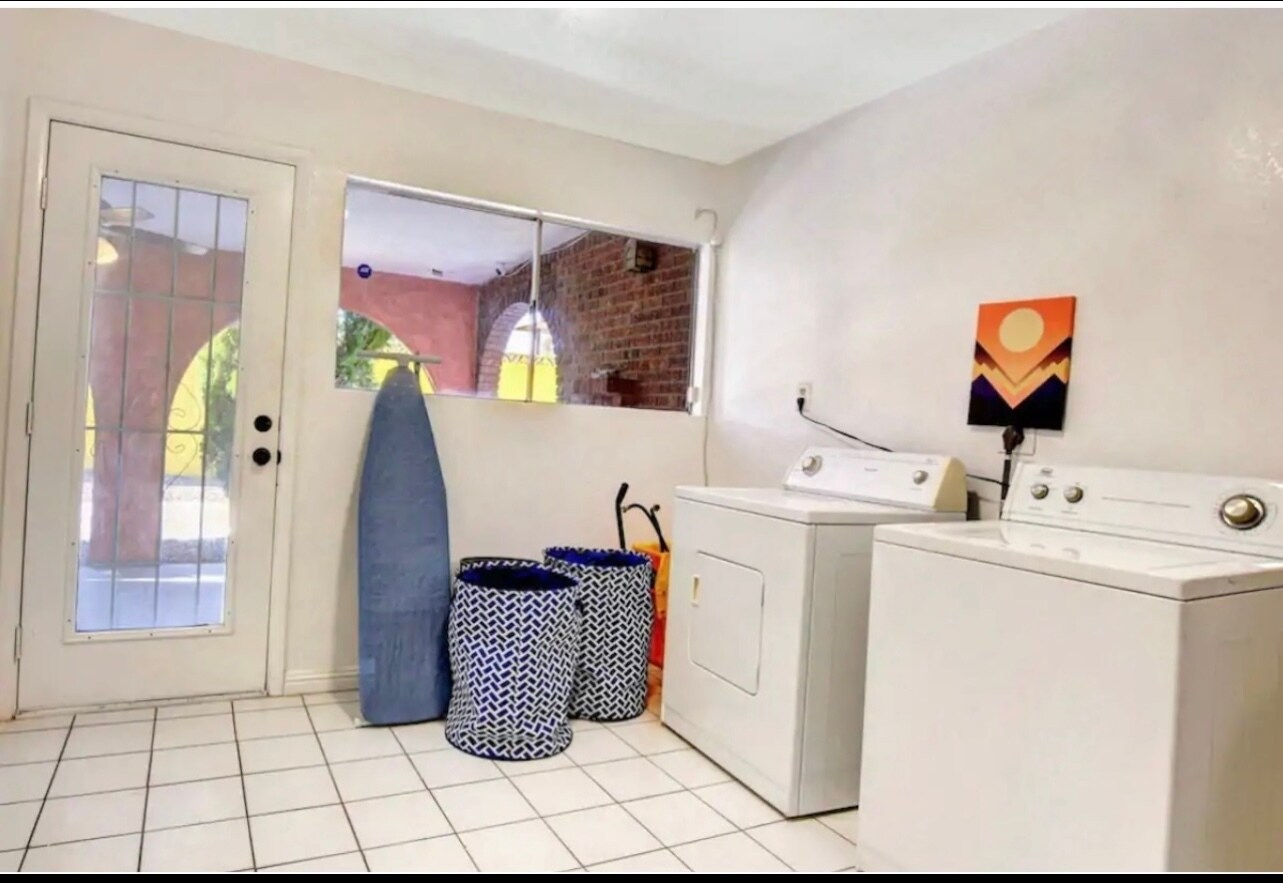 Building Photo - 6880 Edna Ave