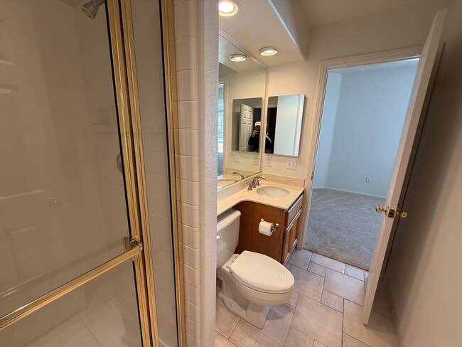 Building Photo - LOCATION LOCATION!! 4BR/3BA Townhome in De...