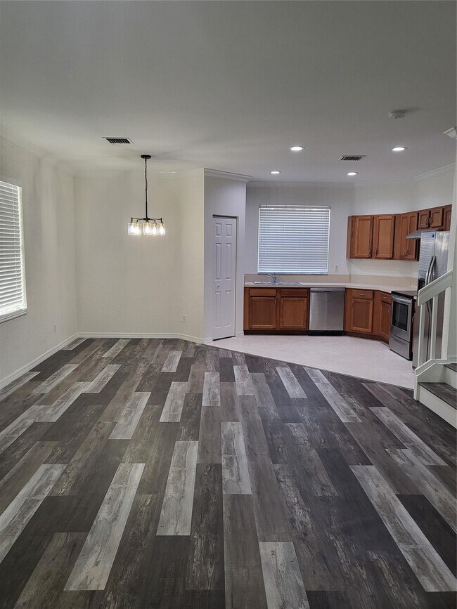 Building Photo - 2040 SE Avon Park Dr