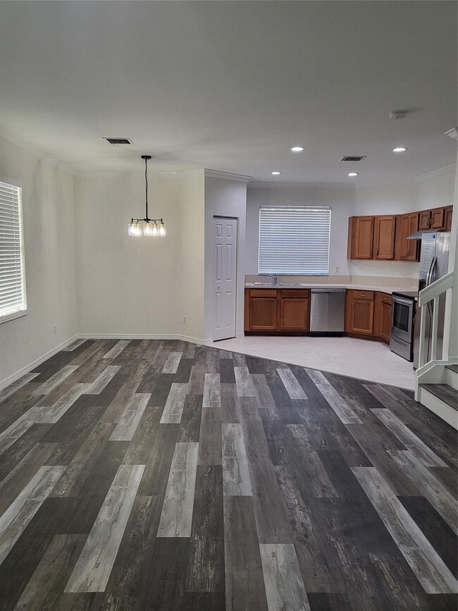 Building Photo - 2040 SE Avon Park Dr