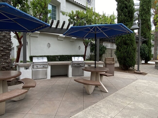 Building Photo - 2bd/2.5ba Townhouse with A/C in San Elijo ...
