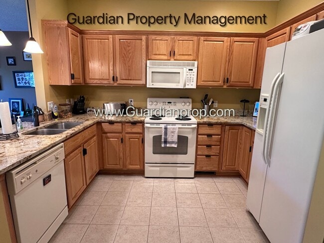 Building Photo - Lakeville 2 Bedroom Town Home, Dishwasher, Fireplace, 2 Car Garage, Garage Bonus Room