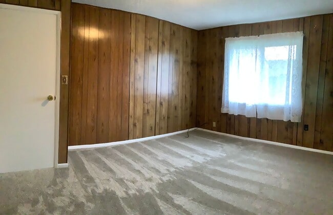 Building Photo - RENOVATED 3 BED 2 BATH 1 STORY RAMBLER - E...