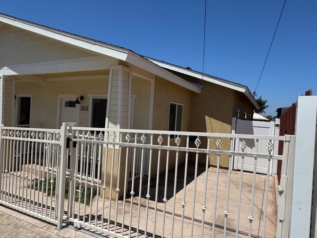 Building Photo - 3 Bedroom 1 bath Unit -