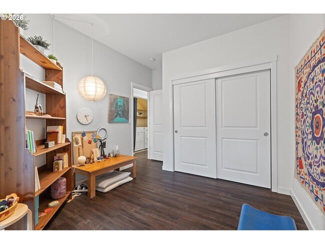 Building Photo - Spacious 3 Bedroom Townhome with Stainless Steel Appliances, Attached Garage & Open Layout