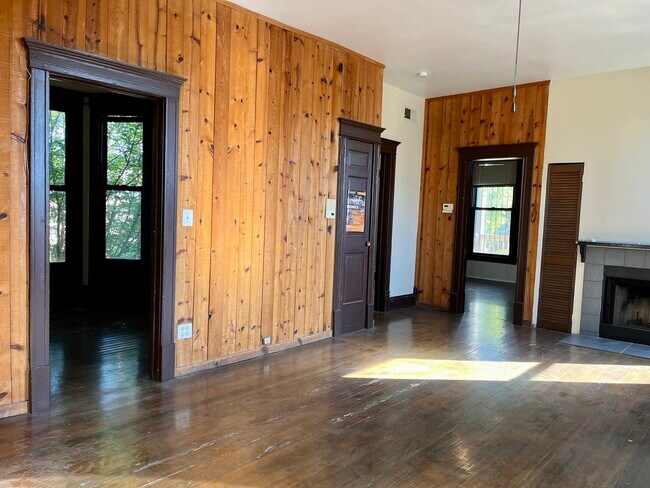 Building Photo - 3765 N Kenmore Ave