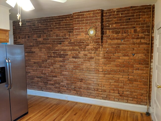 Building Photo - Charming Historic townhouse in downtown Frederick available mid June!