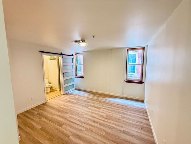 Building Photo - Just listed for rent and ready - Stylish C...