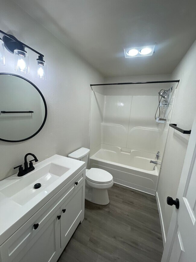 Building Photo - **MOVE IN SPECIAL**  Must See Updated 3 Bedroom with Large Yard!