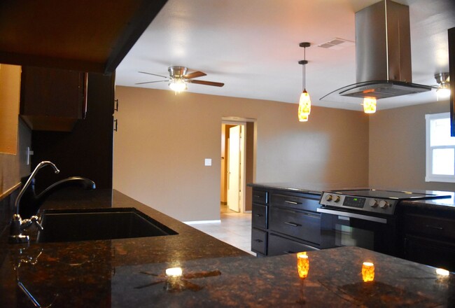 Building Photo - Awesome 5 Bed 2 Bath Home at ASU