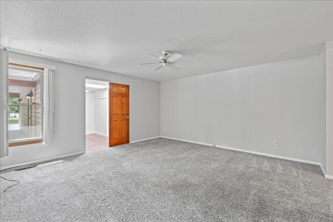 Building Photo - 2 bedroom 2 bath townhome located on the B...