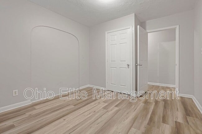 Building Photo - 987 Lilley Ave