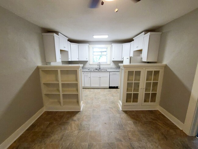 Building Photo - Remodeled 1 Bed, 1 Bath 4-Plex Craftsman A...