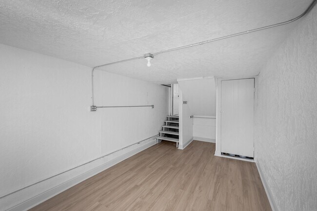 Building Photo - 1925 NW Oak Ave