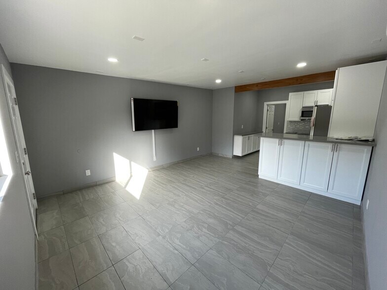 Building Photo - 16220 Schoenborn St