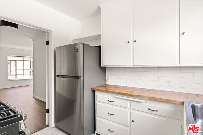 Building Photo - 9214 Beverly Blvd