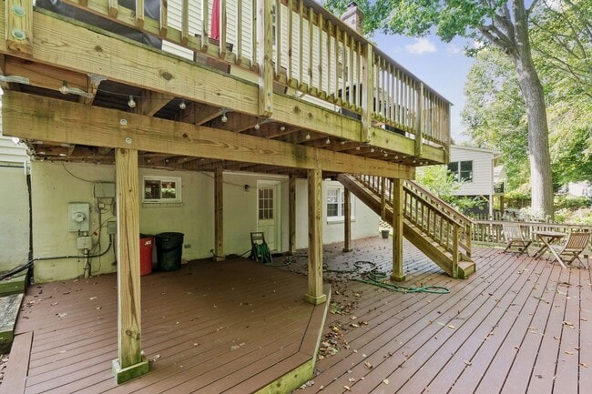 Building Photo - ocated in a sought-after community with to...