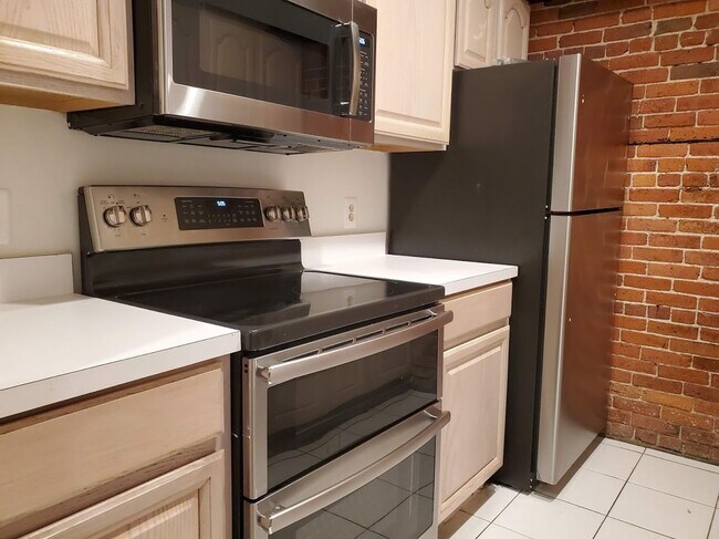 Building Photo - Nice 3 bed in South End