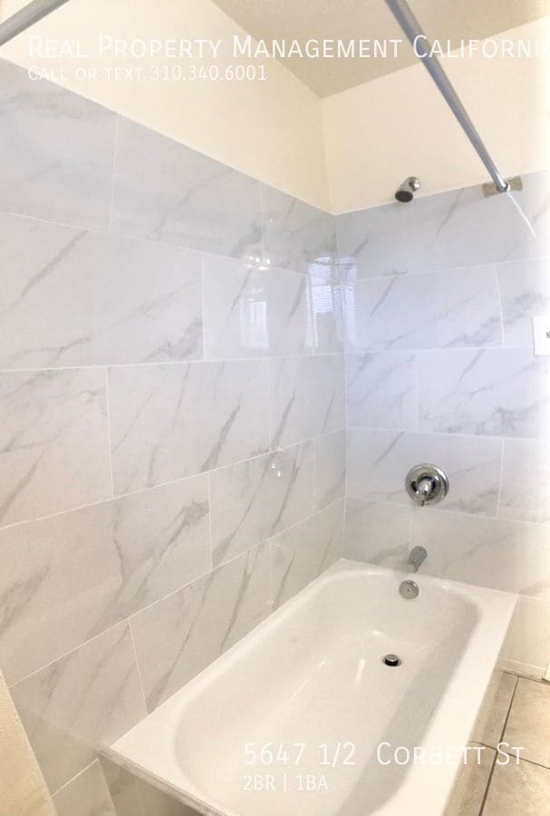Building Photo - Move In Special!!!   Refreshed Mid City Condo