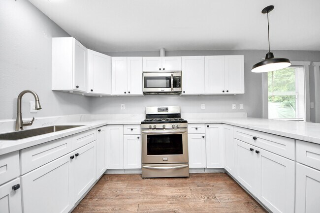 Building Photo - 5738 Kenilwood Dr