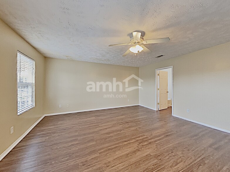 Building Photo - 1140 Seven Oaks Blvd